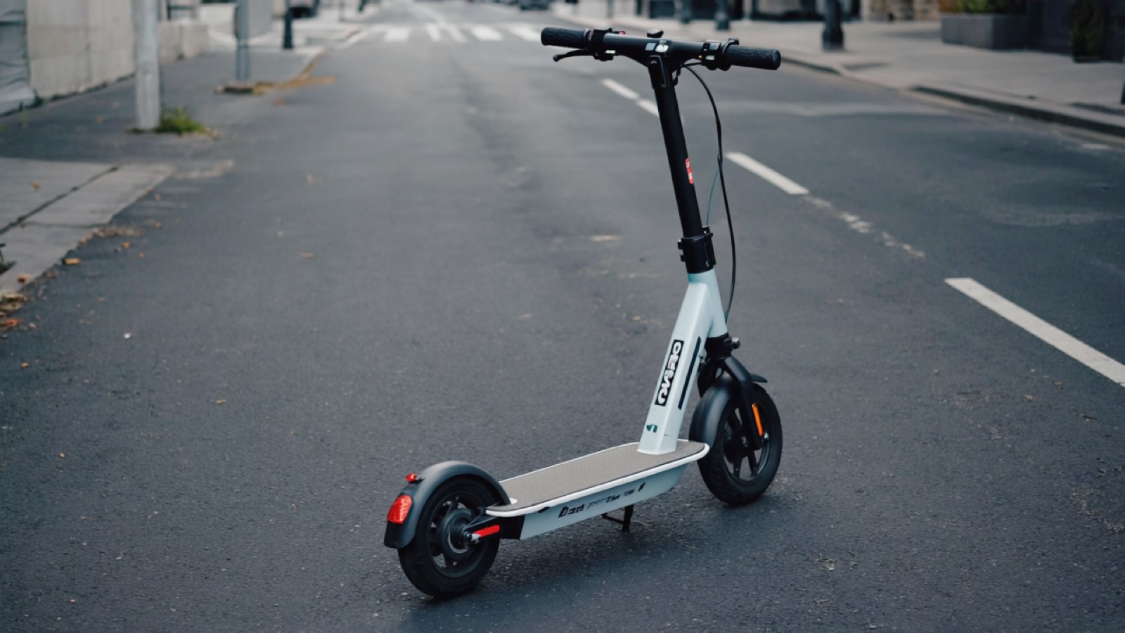 Ein zusammenklappbarer E-Scooter steht aufrecht auf städtischem Asphalt bei diffusem Tageslicht, mit Leuchten und einer kleinen Halterung für das Versicherungskennzeichen